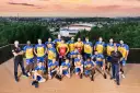 Drużyna piłkarzy ręcznych Vive Kielce pozuje do zdjęcia na tle panoramy miasta.
