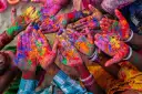 Hände mit bunter Farbe bestäubt, Holi Festival.