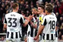 Piłkarze Newcastle United świętują, być może po udanych newcastle transfery. Widoczni zawodnicy z numerami 33 i 18.