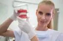 Ile zarabia dentysta w Polsce? Mediana, specjalizacje, własny gabinet