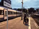 Kraków, Budapeszt, pociąg. Rowerzysta z bagażami czeka na peronie na pociąg do Krakowa.