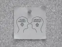 Dwie głowy, jedna z "fixed mindset" i strzałką w dół, druga z "growth mindset" i strzałką w górę. Pokazuje, co ile lat zmienia się charakter człowieka.