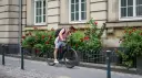 Kiedy można jechać po chodniku rowerem? Poznaj przepisy i wyjątki
