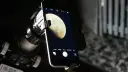 Telefon z aparatem przy teleskopie, gotowy do uchwycenia piękna Księżyca. Dowiedz się, jak fotografować księżyc.