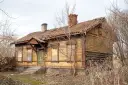 Jak rozebrać stary drewniany dom bez zbędnych problemów i kosztów