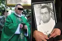 Wikary w zielonej szacie trzyma książkę, obok zdjęcie innego księdza.