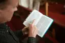 Mężczyzna czyta Biblię, szukając duchowego pokarmu, niczym manna z nieba.