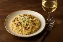 Risotto z grzybami i kieliszek białego wina. Idealne, gdy zastanawiasz się, co zamiast białego wina do risotto.