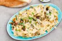 Tagliatelle z grzybami, posypane parmezanem i natką pietruszki. Pyszny przepis na makaron z leśnymi grzybami.