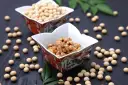 Nasiona soi i sfermentowana soja (natto) w ozdobnych miseczkach. Przykładowy jadłospis przy zakrzepicy może zawierać te zdrowe produkty.