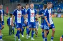 Piłkarze Wisły Płock w niebiesko-białych strojach, gotowi do rozgrywek.