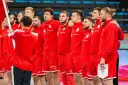 Drużyna piłki ręcznej Polski w czerwonych strojach, gotowa do meczu z Norwegią.