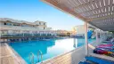 Basen z leżakami i zjeżdżalniami w Delfinia Resort. Wiele pozytywnych delfinia resort opinie potwierdza, że to idealne miejsce na wakacje.