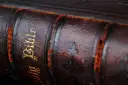 Stara, skórzana oprawa Biblii. Złoty napis "Bible" i zdobienia. W tej księdze znajdziemy historie o tym, jak zginęli apostołowie.