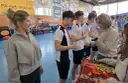Bartosz Kuczyński i inni młodzi sportowcy odbierają medale po zawodach.