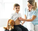 NNW szkolne a szpital: Czy polisa pokryje pobyt dziecka?