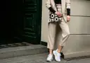 Jaką bluzkę do kremowych spodni wybrać, by wyglądać stylowo?
