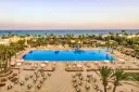 Basen hotelowy na Djerbie, idealny na wakacje. Dobre djerba castille opinie potwierdzają urok tego miejsca.
