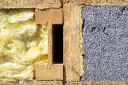 Porównanie izolacji: wełna mineralna vs styropian. Czy ocieplenie bloku wełną mineralną jest lepsze niż styropianem pod kątem pożarowym? Widok przekroju ściany.