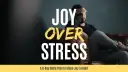 Mężczyzna siedzi przygnębiony, ale tekst "JOY OVER STRESS" i odniesienie do flp 4 13 sugerują, że siła do pokonania stresu pochodzi z wiary.