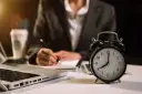 Zegar pokazuje 8:00. Zastanawiasz się, ile to godzin przy 3/4 etatu?