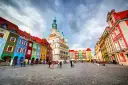 Kolorowy Rynek w Poznaniu, idealne miejsce, by zobaczyć, co zwiedzić w Poznaniu. Ratusz i kamieniczki zachwycają.