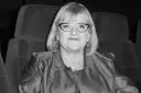 Marzena Kipiel w eleganckiej marynarce, siedząca w kinowym fotelu, emanuje spokojem i pewnością siebie. Jej spojrzenie sugeruje głębokie zanurzenie w sztuce.