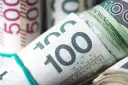 Zwijane banknoty 100 zł i 50 zł związane gumką.