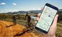 Rowerzyści na malowniczej trasie, a w dłoni smartfon z mapą - idealna aplikacja na rower do odkrywania nowych szlaków.