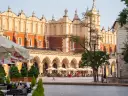 Sukiennice na Rynku Głównym w Krakowie. Idealne miejsce, by zacząć zwiedzanie Krakowa i poczuć jego atmosferę.
