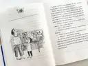 Piaskowy wilk streszczenie: Karusia z tatą oglądają rysunki. Jeden przedstawia wilka liczącego krople deszczu.
