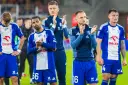 Piłkarze Wisły Płock w niebieskich strojach, z numerami 66 i 16, klaszczą. To może być moment po meczu, a kibice czekają na wieści o wisła płock transfery.