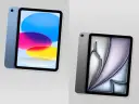 Zwei iPads nebeneinander: eines in Blau mit bunter Anzeige, das andere in Grau mit abstrakter Anzeige.
