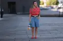 Spodnie cropped co to znaczy i jak je stylizować w modzie