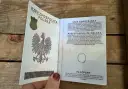 Otwarty polski paszport z godłem orła i tekstem w językach Unii Europejskiej.