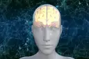 Stylizowana głowa z widocznym, świecącym mózgiem na tle sieci neuronowej.