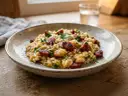 Risotto z chorizo i natką pietruszki na talerzu, z widokiem na okno.