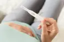 Dwie kreski na teście ciążowym. Kiedy zrobić test ciążowy? To pytanie zadaje sobie wiele kobiet.
