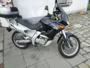 Czarny motocykl Aprilia Pegaso 650 z kufrem na bagaż, gotowy na przygodę.