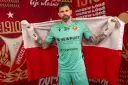Bramkarz w zielonym stroju z polską flagą. Nowe widzew transfery w Łodzi.