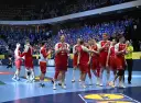 Piłkarze ręczni w czerwonych strojach świętują na boisku. Fani na trybunach kibicują. To może być ważny moment w kontekście mistrzostwa świata w piłce ręcznej terminarz.