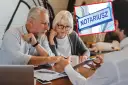 Starsze małżeństwo u notariusza omawia, ile kosztuje przepisanie mieszkania. Tabliczka "NOTARIUSZ" potwierdza miejsce.