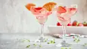 Dwa orzeźwiające drinki: białe wino z wodą gazowaną i truskawkami kontra Tinto de Verano z grejpfrutem.