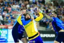 Zacięta walka na parkiecie: Vive Kielce kontra Wisła Płock. Piłkarze walczą o każdą piłkę w emocjonującym meczu.