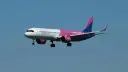 Samolot Wizzair z różowym ogonem i silnikami. Zastanawiasz się, ile kg bagaż podręczny Wizzair możesz zabrać?