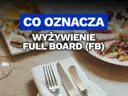 Co to znaczy wyżywienie full board (FB)? Talerze z jedzeniem i nakrycie stołu sugerują pełne wyżywienie.