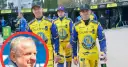 Trzech zawodników w żółto-niebieskich kevlarach, gotowych do startu w **superlidze mężczyzn**. W tle widać zaplecze toru żużlowego.