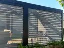 Zasłony przeciwsłoneczne to świetny sposób, czym zabudować boki tarasu, tworząc prywatność i cień.
