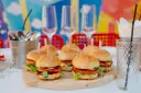 Mini bułeczki do hamburgerów, idealne na przyjęcie. Gdzie kupić takie pyszności? Na stole czekają świeże, apetyczne mini burgery.
