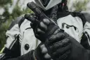 Za ciasne rękawice motocyklowe? Rozciągnij je bezpiecznie!